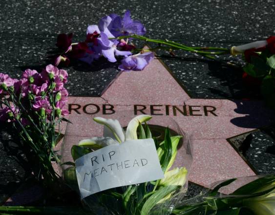 Se dejan flores en la estrella del actor y director estadounidense Rob Reiner en el Paseo de la Fama de Hollywood en Los Ángeles.