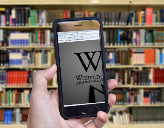 Pixabay | El buscador de Wikipedia en un teléfono inteligente.
