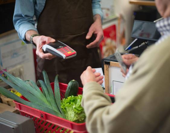 Pexels | Una persona paga su compra en el supermercado.
