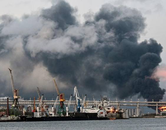 Dos sitios petroleros incendiados por ataque con drones en Rusia