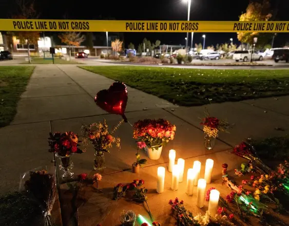 PAYTON BRUNI / AFP | Velas y flores en el centro educativo de Oregón.