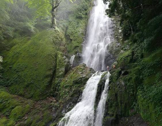 ML | La Cascada de Chorcha está ubicada en un sendero que asciende por las laderas de la Meseta de Chorcha, con una ruta accesible.