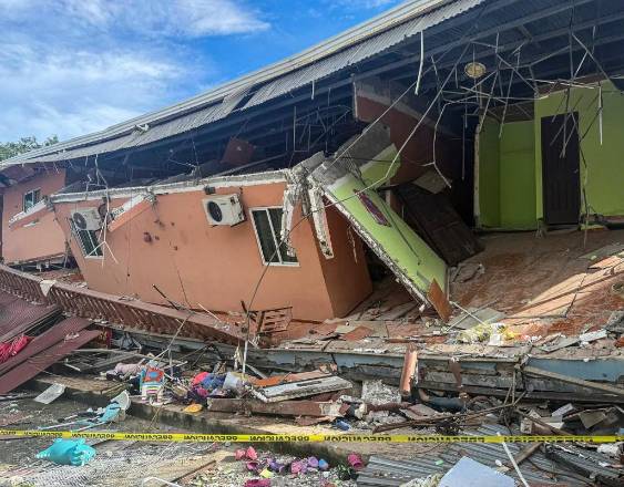 DANIEL DE CARTERET / AFP | Una casa colapsada en Tonosí.