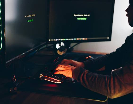 Pexels | Un pirata informático utilizando un ‘malware’.