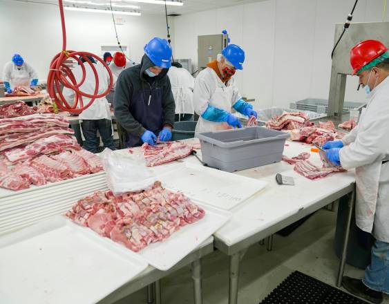 PEXELS | Carniceros en sus labores.