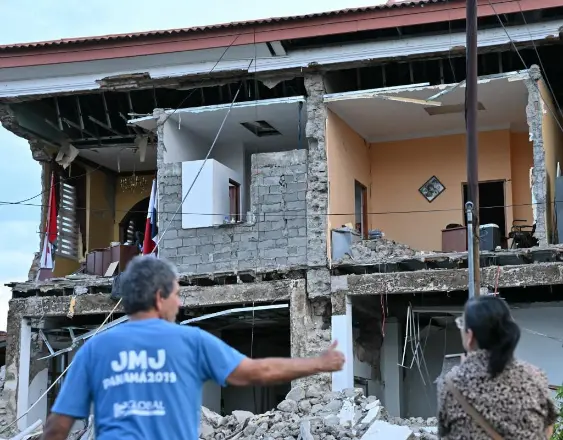 MARTIN BERNETTI / AFP | Estructura colapsada en Penonomé.