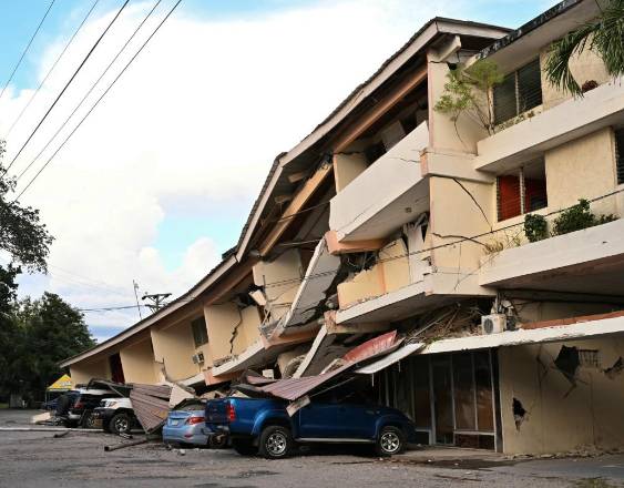 AFP | Hotel Dos Continentes, en la provincia de Coclé, afectado en su estructura por el sismo de 7.5.
