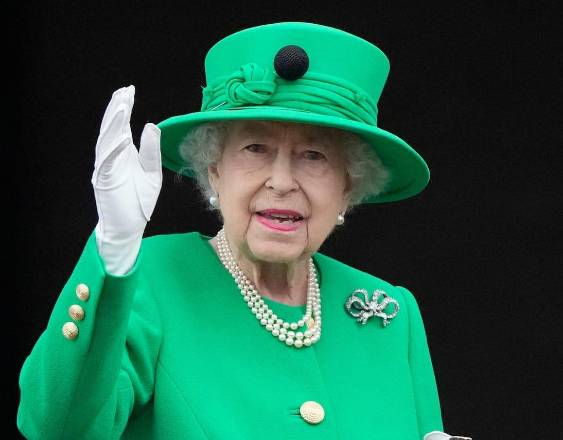 AFP | El Palacio de Buckingham realizará una exposición de la moda de la reina Isabel II.