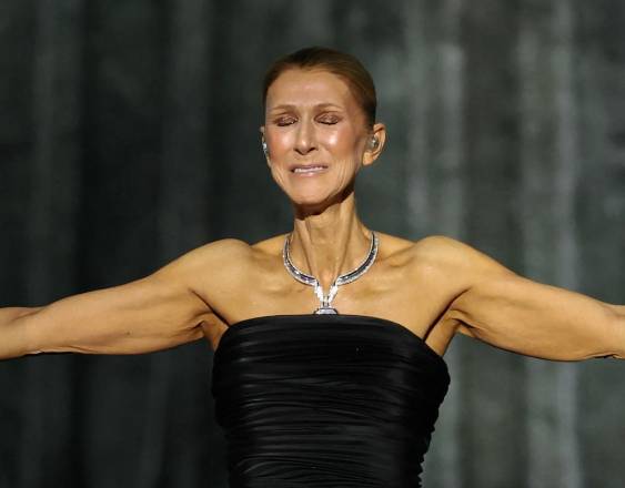 AFP | La cantante canadienseCeline Dion en su presentacion en la Plenitude Arena, en Nanterre, Oeste de París, Francia.