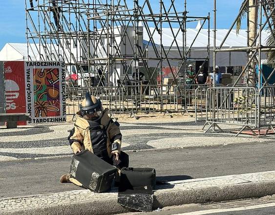 HANDOUT / AFP | Oficial en Copacabana revisando el explosivo.