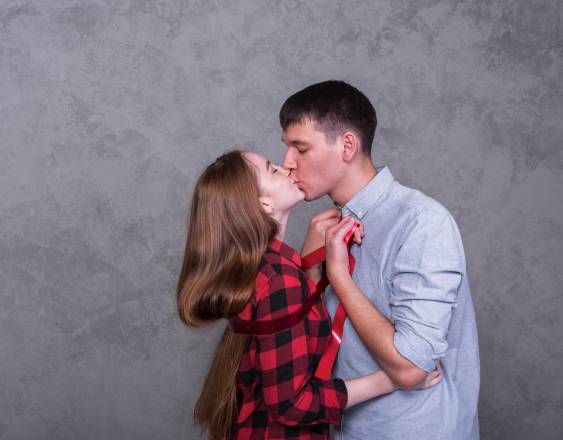 Freepik | Una pareja joven y enamorada se da un apasionado beso en la boca, mientras celebran su amor, que están juntos y muy felices.
