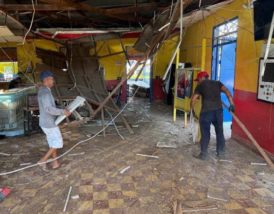 AFP | Un local comercial en Penonomé, provincia de Coclé, que sufrió daños en su infraestructura a causa del terremoto.
