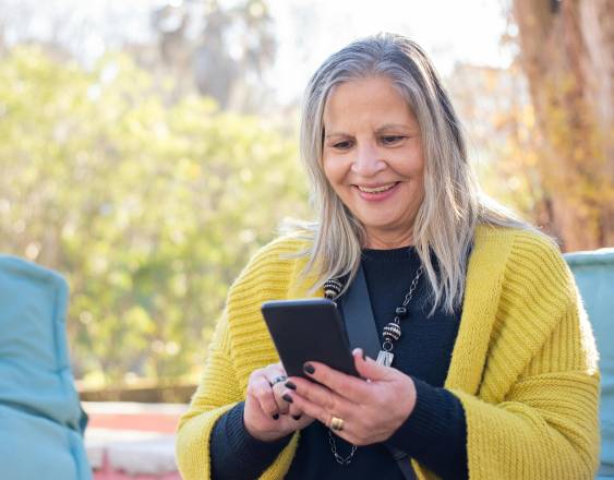 PEXELS | Una adulta mayor usando un celular.
