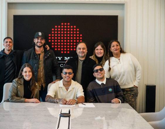 Boza renueva contrato con Sony Music.