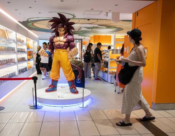 ANDREW CABALLERO-REYNOLDS / AFP | Una mujer pasa cerca de una estatua de Dragon Ball en el metro de Tokyo.