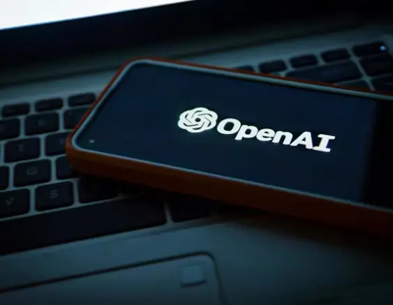 Logo de OpenAI en un móvil.
