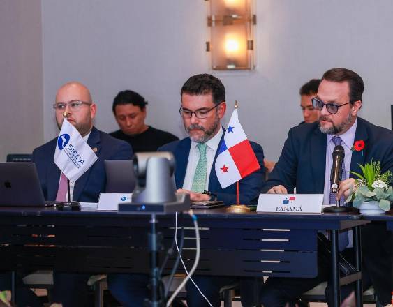 ML | Participantes de la reunión ministerial del COMIECO.