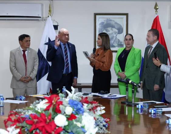 ML | Durante la juramentación del diputado Benicio Robinson como presidente de la Comisión de Gobierno.