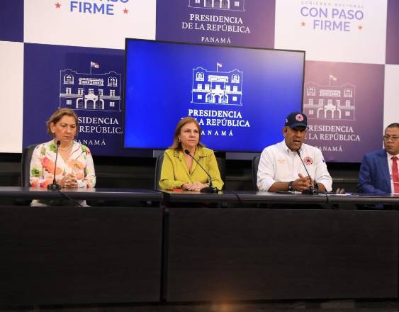 ML | Autoridades en el anfiteatro de Presidencia.