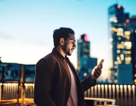 Un hombre revisa su celular.