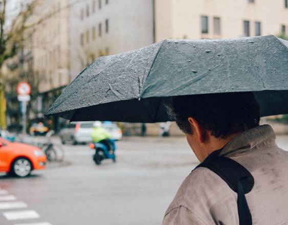 Pexels | Una persona camina bajo la lluvia.