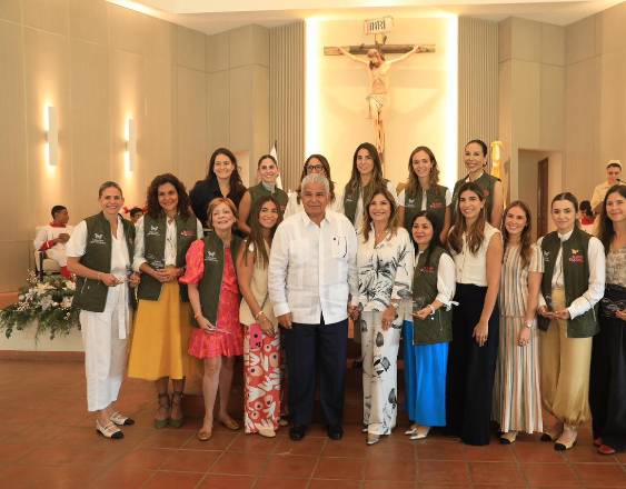 ML | Presidente José Raúl Mulino junto a su esposa, sus hijas, y voluntarias del Hogar San José de Malambo.