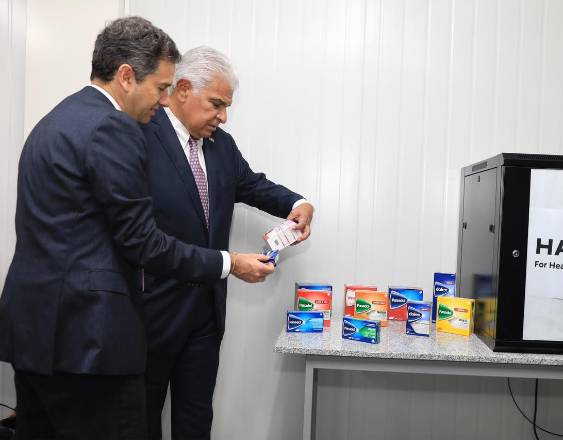 Presidente Mulino visita planta de medicamentos que expandirá sus operaciones en el país