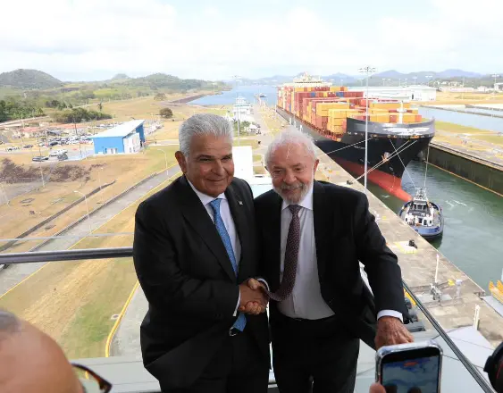 Presidentes visitan las esclusas de Cocolí del Canal de Panamá