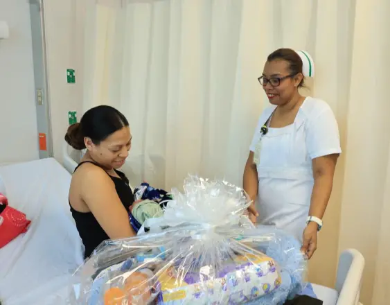 Cortesía | La señora Katherine Fernández con su bebé y una enfermera.