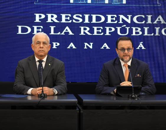 ML | Ministros durante la conferencia del Consejo de Gabinete.