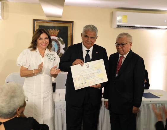 ML | Durante la entrega del reconocimiento.
