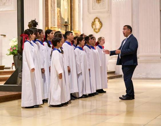 Cortesía | Los Niños Cantores de San Miguelito con su director.