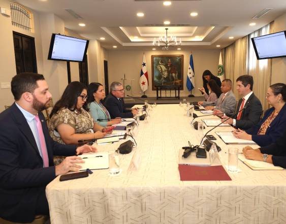 ML | Autoridades de Honduras y Panamá en reunión.