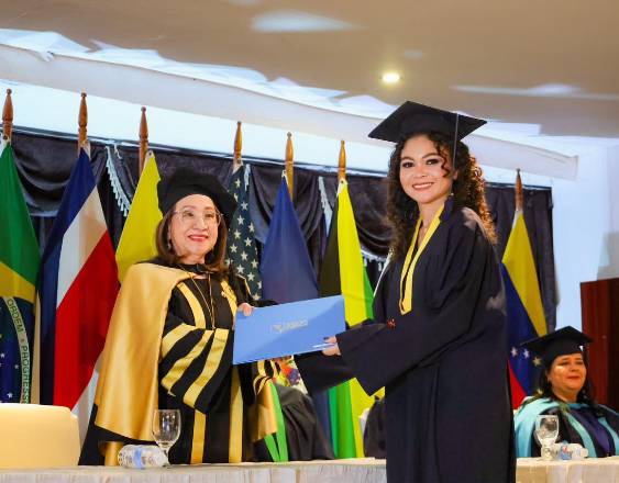ML | Una estudiante recibiendo su certificado.