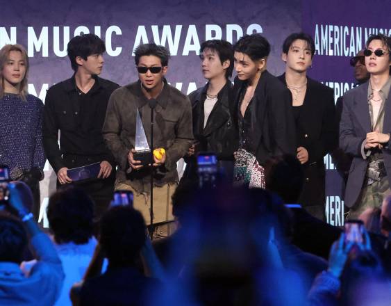 AFP | El grupo masculino surcoreano BTS recibe el premio a la Canción del Verano por “Swim” durante la ceremonia de los American Music Awards en el MGM Grand Garden Arena de Las Vegas, Nevada.