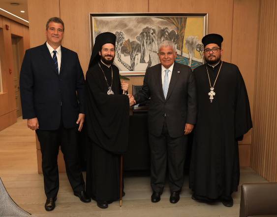 Presidente Mulino recibe a misión que coordina visita de Papa de Alejandría