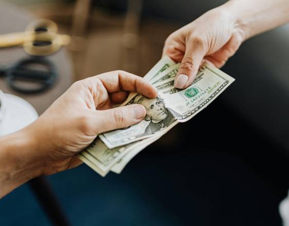 Ley ampliaría descuentos a jubilados hasta en un 50%