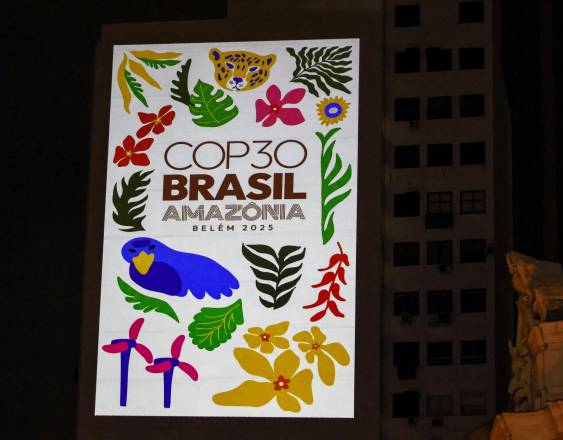 Activistas ambientales proyectan imágenes de la conferencia climática COP30 de la ONU.