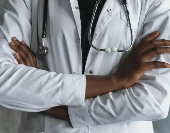 PEXELS | Un médico residente durante una jornada de atención extraordinaria, obligatoria.