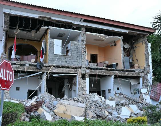 AFP | Esta imagen muestra el edificio de la Gobernación de Penonomé tras desplomarse a causa de un terremoto de magnitud 7,7 que sacudió el país.