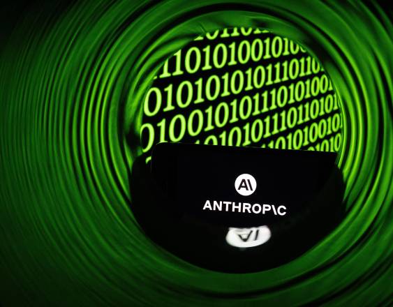 Un teléfono inteligente con el logotipo de Anthropic.
