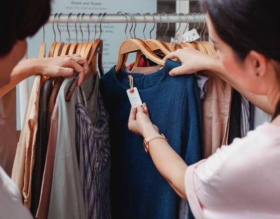 PEXELS | Dos personas verifican el precio de una camisa en un centro comercial de la localidad.