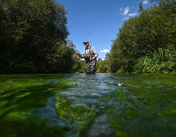 JUSTIN TALLIS / AFP| Bob Wellard, director dele Piscatorials Society, fly-fishing.