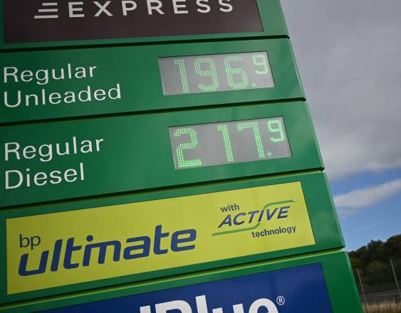 AFP | Un panel muestra los precios de la gasolina sin plomo regular y del diésel en el área de servicio.