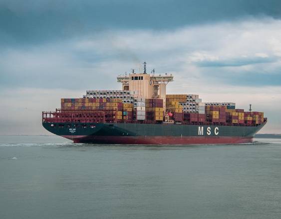 ML | Un buque portacontenedores en alta mar. El barco transporta mercancía que será dejada en los distintos puertos para posteriormente ser distribuida y comercializada.