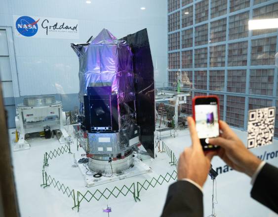 AFP | Un periodista fotografía el Telescopio Espacial Nancy Grace Roman durante su presentación al público en el Centro de Vuelos Espaciales Goddard de la NASA en Greenbelt, Maryland.