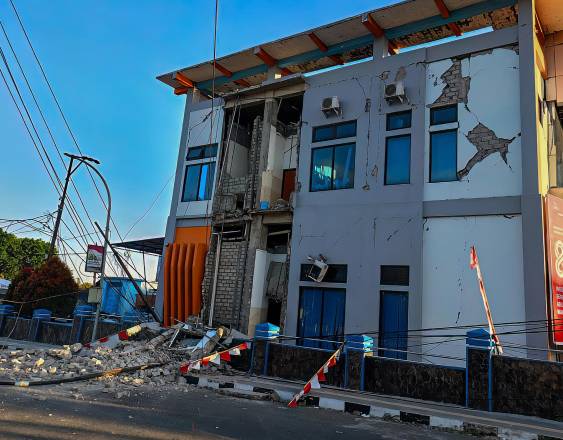 Sismo de magnitud 7.7 en Indonesia