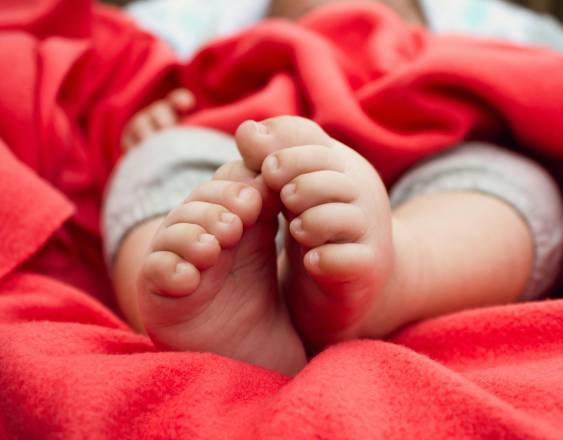 Pexels | Pies de un infante.