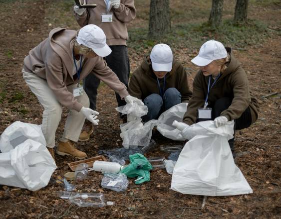 pexels | Ambientalistas en jornada de recolección de desechos.