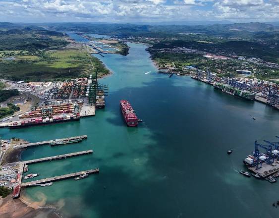 MARTIN BERNETTI / AFP | Vista de un buque cruzando la vía interoceánica.